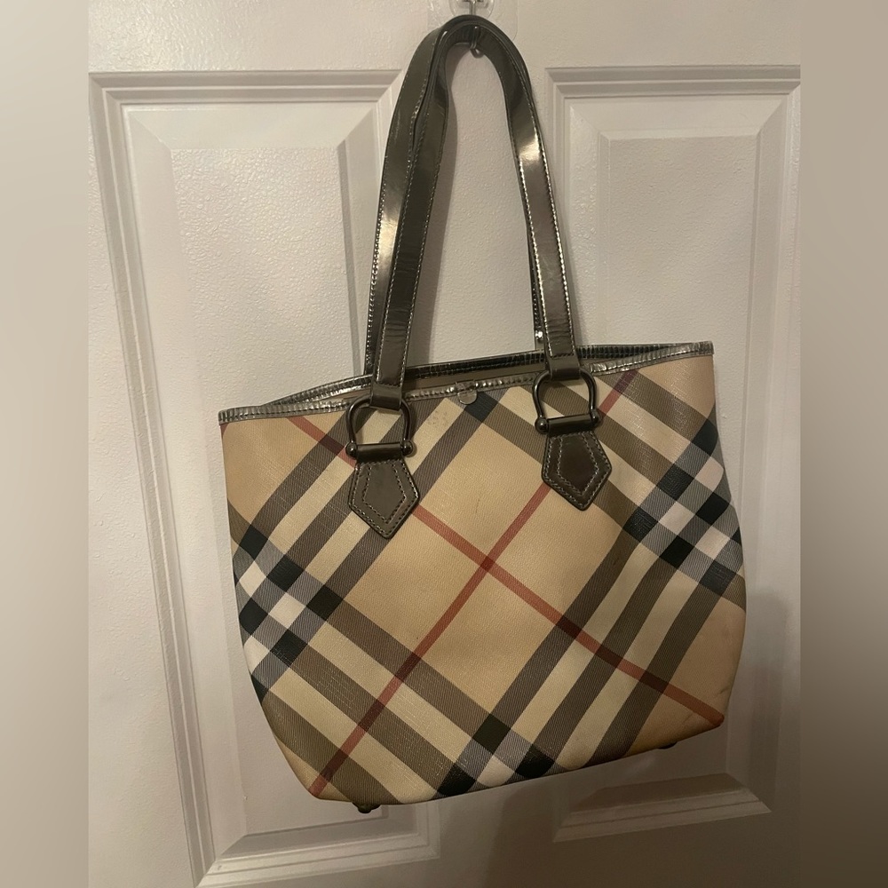 Burberry purse- like new condition